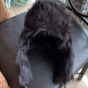 A black snow hat